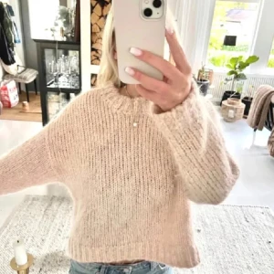 Rosa mohair tröja H&M stickad - Så fin och populär rosa stickad tröja i mohair från H&M. I storlek S. 💞💞💞