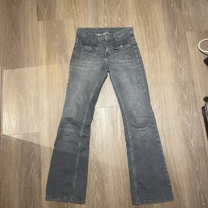 Grå jeansbyxor från Kappahl - Gråa bootcut jeans från Kappahl💕