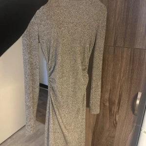 Stickad klänning Zara - Super fin stickad klänning från Zara. Använd 1 gång. Storlek S