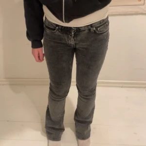 Svarta bootcut jeans från Gina tricot  - Snygga svarta bootcut jeans från Gina tricot. Dem är nertrampade ner till, men är väldigt långa så det är inget som syns. Är i storlek 32 men passar mig som har 34. Jag är 1,64.