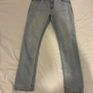 Ljusblå jeans från Levi's - Snygga ljusblå jeans från Levi's med klassisk femficksdesign. De har en rak passform och är perfekta för en avslappnad stil. Jeansens ljusa tvätt ger en fräsch look.