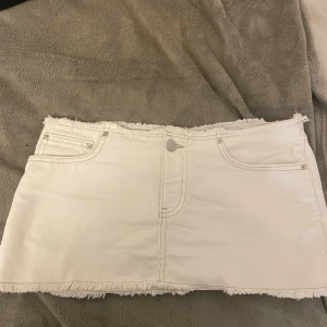 Vit jeanskjol från Pull&Bear - Snygg vit jeanskjol från Pull&Bear i storlek S. Kjolen är lågmidjade och super söt!! 💕💕