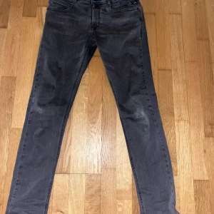 Svarta jeans från Replay - Snygga svarta jeans från Replay med en klassisk straight passform. De har en stilren design med fem fickor och knappgylf. Var inte rädd för att höra av dig vid några frågor eller funderingar!😉🤩