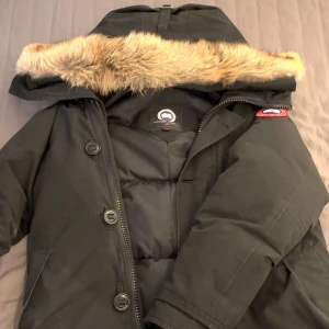 Canada Goose jacka - Säljer en svart parkajacka från Canada Goose. Pälsen går att ta av. Köpt från kaspersheat 