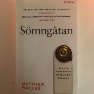 Sömngåtan - Boken 'Sömngåtan' av Matthew Walker utforskar den senaste forskningen om sömn och drömmar. Den är utgiven av Ordfront och har fått positiva recensioner från Borås Tidning och Dagens Nyheter. Perfekt för den som vill förstå mer om vikten av sömn för hälsan.