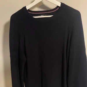Next tröja - Bra skick aldrig använd 10/10. Storlek M, 180 cm 70 kg i bilden! Hör av dig om du har några frågor!!