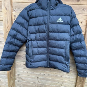 Jacka  - Adidas jacka i Storlek M, lagat på ett ställe ( SE BILD 4) syns knappt att de är lagat! Annars knappt använd!