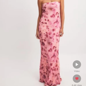 SÖKER Larissa Mills x NA-KD rosa klänning - SÖKER denna klänning från Larissa Mills x NAKD i storlek 34. Pris kan diskuteras. Hör av dig om du säljer!!