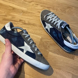 Golden Goose Skor - Rikigt feta Golden Goose skor, modellen är ”destroyed” från fabric | Storlek: 42 | Skick: 9/10  | Autentisk, kvitto finns | OG: Endast skorna | Nypris: Ca 6 k, så passa på | Kom privat vid fler bilder eller frågor, allt gott |📩