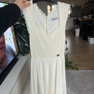 Student/avslutsningsklänning. - Säljer min fina student/avslutningsklänning.  Den säljs då den inte kommer till användning.  Använd endast en gång. Mycket bra skick!  Kontakta mig vid frågor eller för fler bilder.