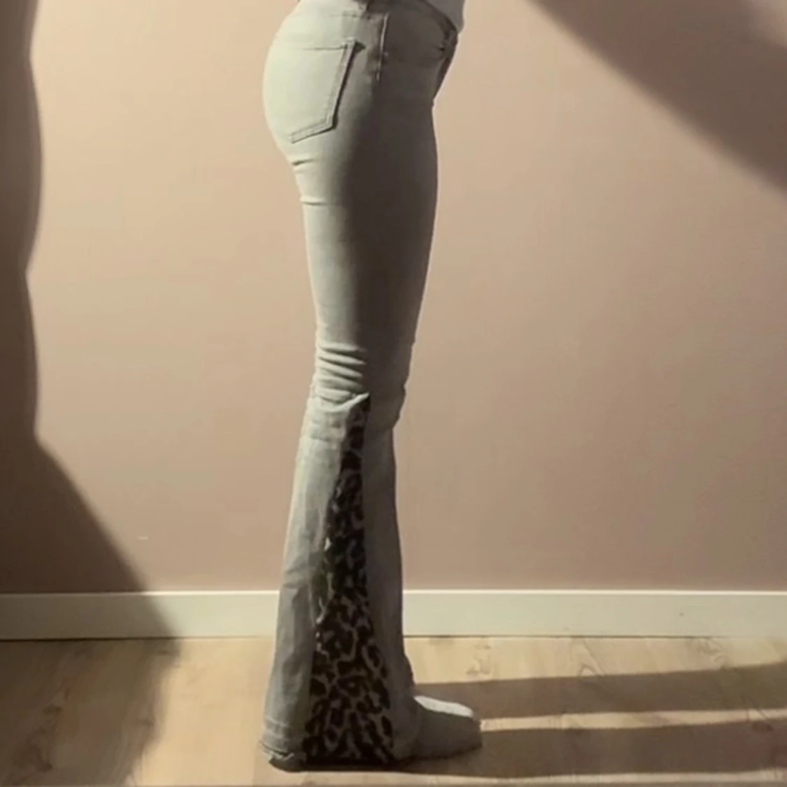 Utsydda jeans med leopardetalj