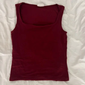 Vinröd linnetopp från Gina Tricot - Säljer en vinröd linnetopp från Gina Tricot. I storlek S, aldrig använd. Skriv för fler bilder 🩷