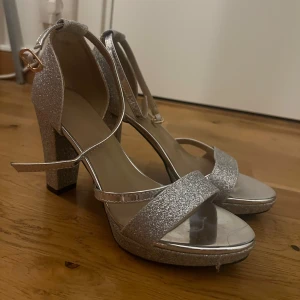 Glittriga silverpumps med klack - Passar perfekt nu inför balen. Endast använt en gång. 💕Pris kan diskuteras 💕