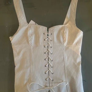 Randig korsett från Zara - Har fått prisförslag på över 350 så kommer avvakta lite med att sälja den, säljer därför inte heller för billigare ❣️.                                 Skitsnygg helt slutsåld randig korsett från Zara. Den har snörning framtill och dragkedja bak för en perfekt passform. Helt oanvänd, prislappen sitter kvar. Skriv om ni undrar något 💓