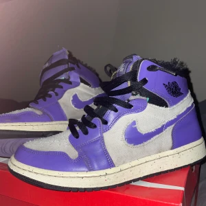 Nike Air jordan 1 high, lila vit - feta jordans passar bra med lite mer baggy byxor