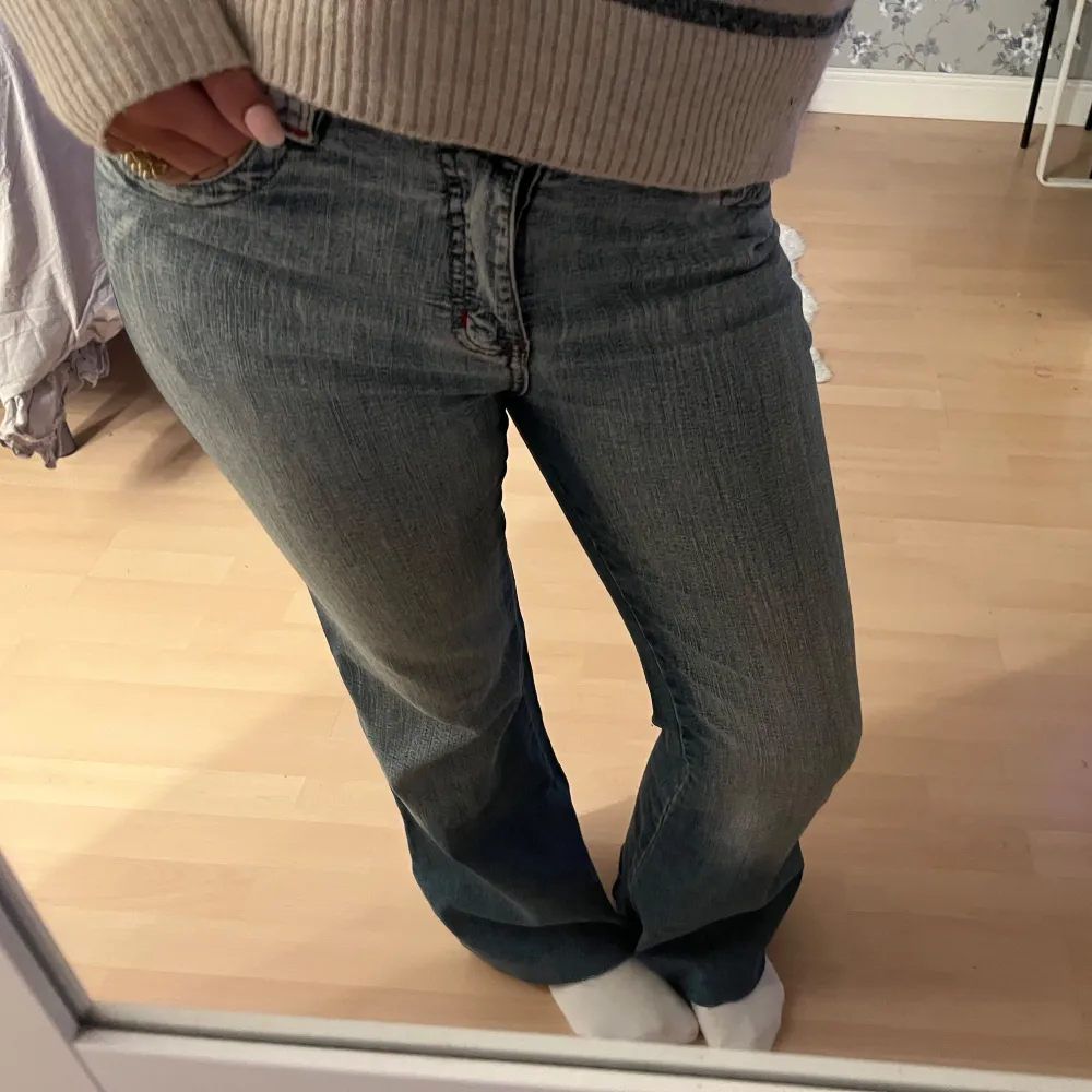 Snygga blå bootcut jeans, säljer då de inte används❤️midjemått 40 rakt över, innerbenslängd 78. Farkut & Housut.