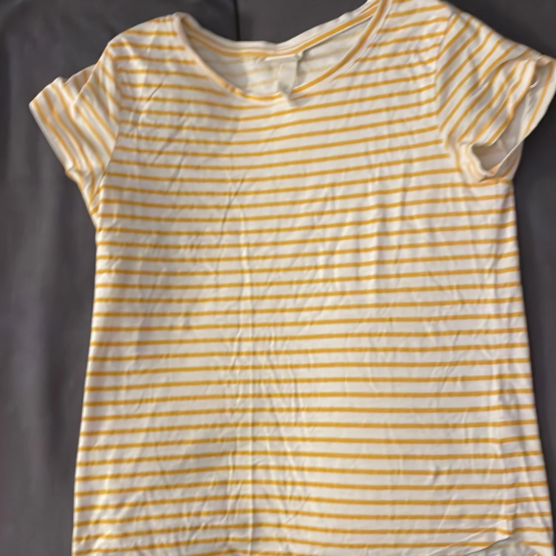 Gul- och vitrandig t-shirt  - 1