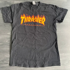 Thrasher - Säljer en svart Thrasher t-shirt med det ikoniska flamtrycket🔥 Perfekt för skate-entusiaster eller streetwear-fans😎‼️⁉️