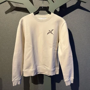 Beige sweatshirt från Axel Arigato - Säljer en stilren beige sweatshirt från Axel Arigato🤩go passform och passar till mycket!!