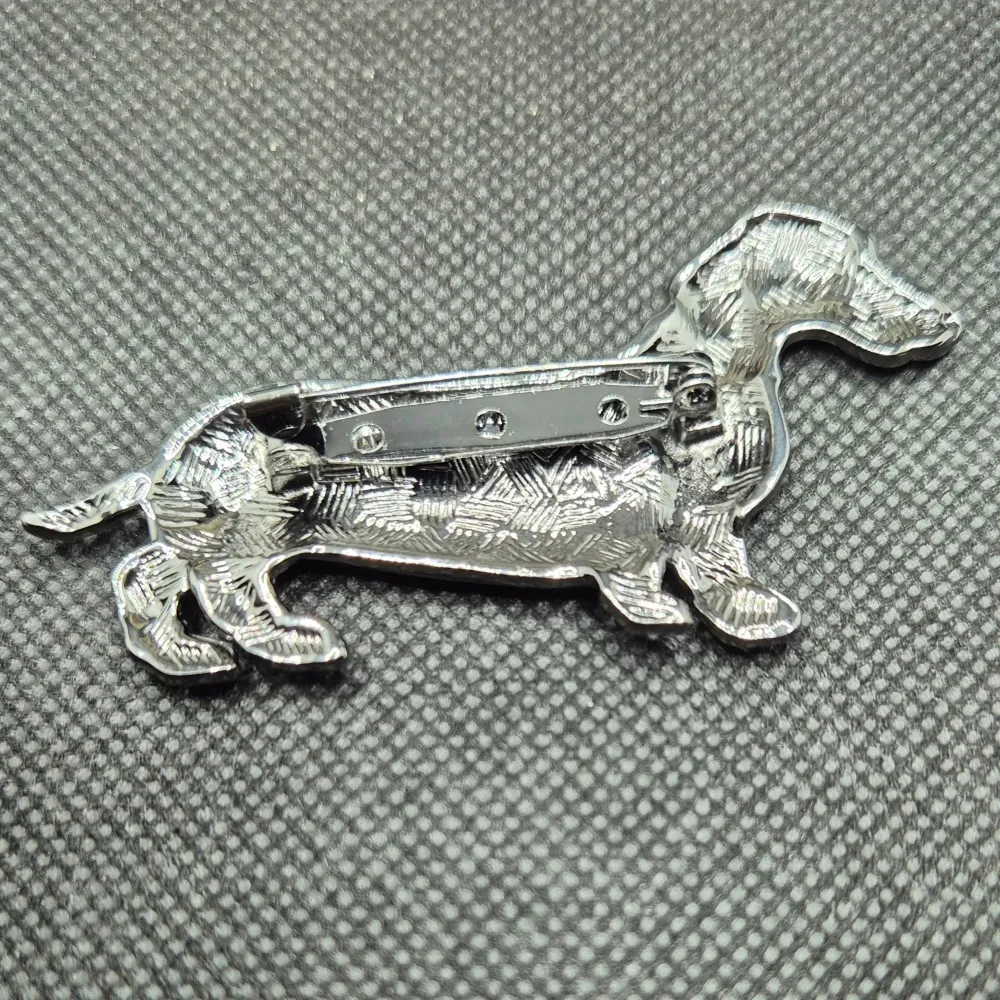 Den här broschen i form av en hund / tax är ca 7.5 × 4 cm. ✨️Titta igenom alla mina upplagda & köp fler saker i Bundle för att spara på frakten & få allt du köpt i ett & samma paket✨️ För att köpa med Bundle så får du först trycka i
