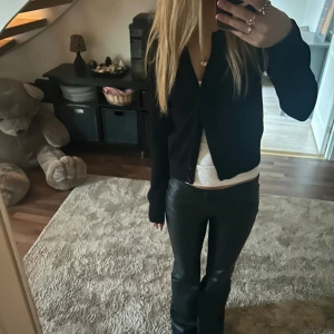 Svart kofta - Basic svart kofta, perfekt till alla outfits 