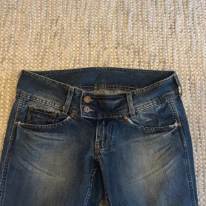 Lowwaist pepe jeans  - Jätte fina lowwaist pepe jeans i bra material. De är unika men samtidigt basic. De har även en snygg wash. Midjemått raktöver är cirka 38 cm. 💕