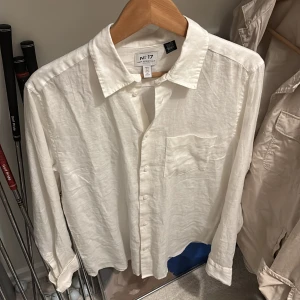 Vit linneskjorta från No 17 - Snygg och stilren vit skjorta i linne från No 17. Skjortan har en klassisk krage och knappar framtill. Perfekt för en avslappnad men ändå uppklädd look. Den har en bröstficka och långa ärmar. Aldrig använd eftersom den är för stor.