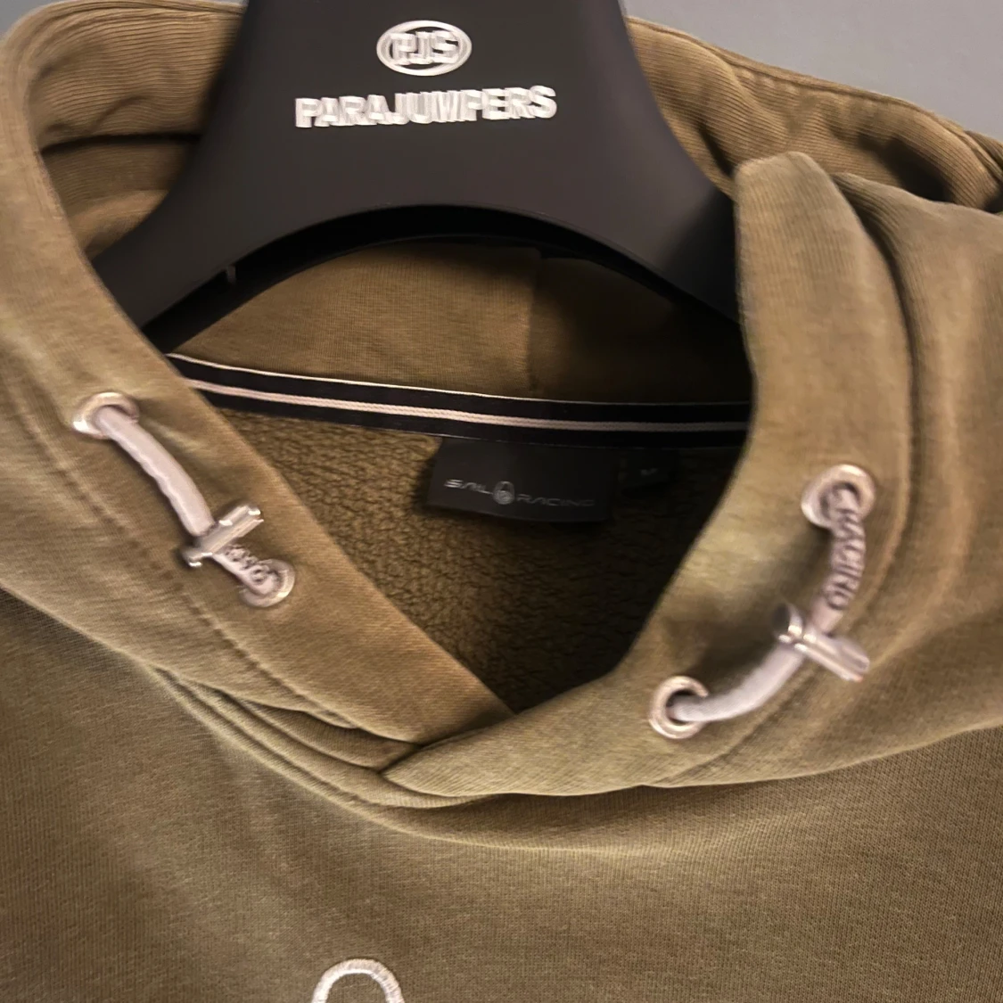 Olivgrön hoodie från Sail Racing - 2