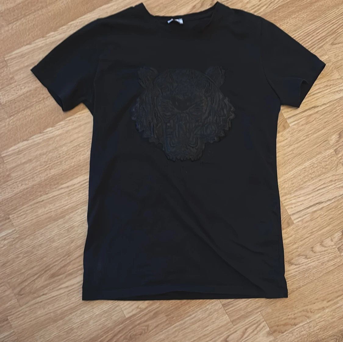 Svart t-shirt med tigerbroderi från Kenzo