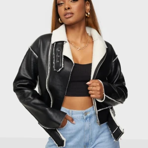 Svart skinnjacka från Nelly  - Svart skinnjacka med foder från Nelly! Aldrig använt då den är lite för liten💛