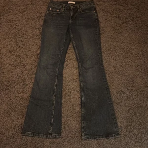 Mörkblå bootcut jeans från Gina  - Snygga lågmidjade mörkblå bootcut jeans från Gina. De har en klassisk femficksdesign och en knappgylf. Helt oanvända. De är storlek 34 men är i petite vilket gör dem lite kortare. Men det passar mig perfekt som är cirka 163. Nypris är 400 och söker runt 150 men priset kan diskuteras❤️