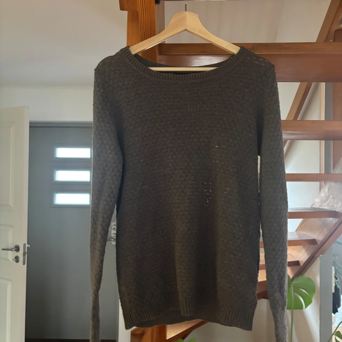 Grå stickad tröja - 1