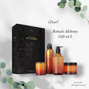 Ny! Rituals Alchemy Gift Set L - Helt ny! Upptäck Rituals limited edition, Alchemy Gift Set L med en lyxig samling av produkter. Setet innehåller en handkräm, duschskum, kroppskräm och doftljus, alla i en elegant förpackning. Perfekt för en avkopplande stund. Alla förpackningar förutom dusch gel är av glas, extra lyxigt 💫 Det finns en liten reva på baksidan av beskrivningen som sitter runt om kartongen. L den var så vid leverans, inte iögonfallande, men nämna det och bild kan skickas om man vill. 🫶🏻