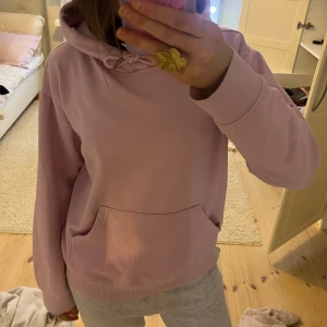 Rosa hoodie 🩷🩷 - Ljus rosa hoodie säljes 💝💝. Säljes då den inte kommer till användning längre.