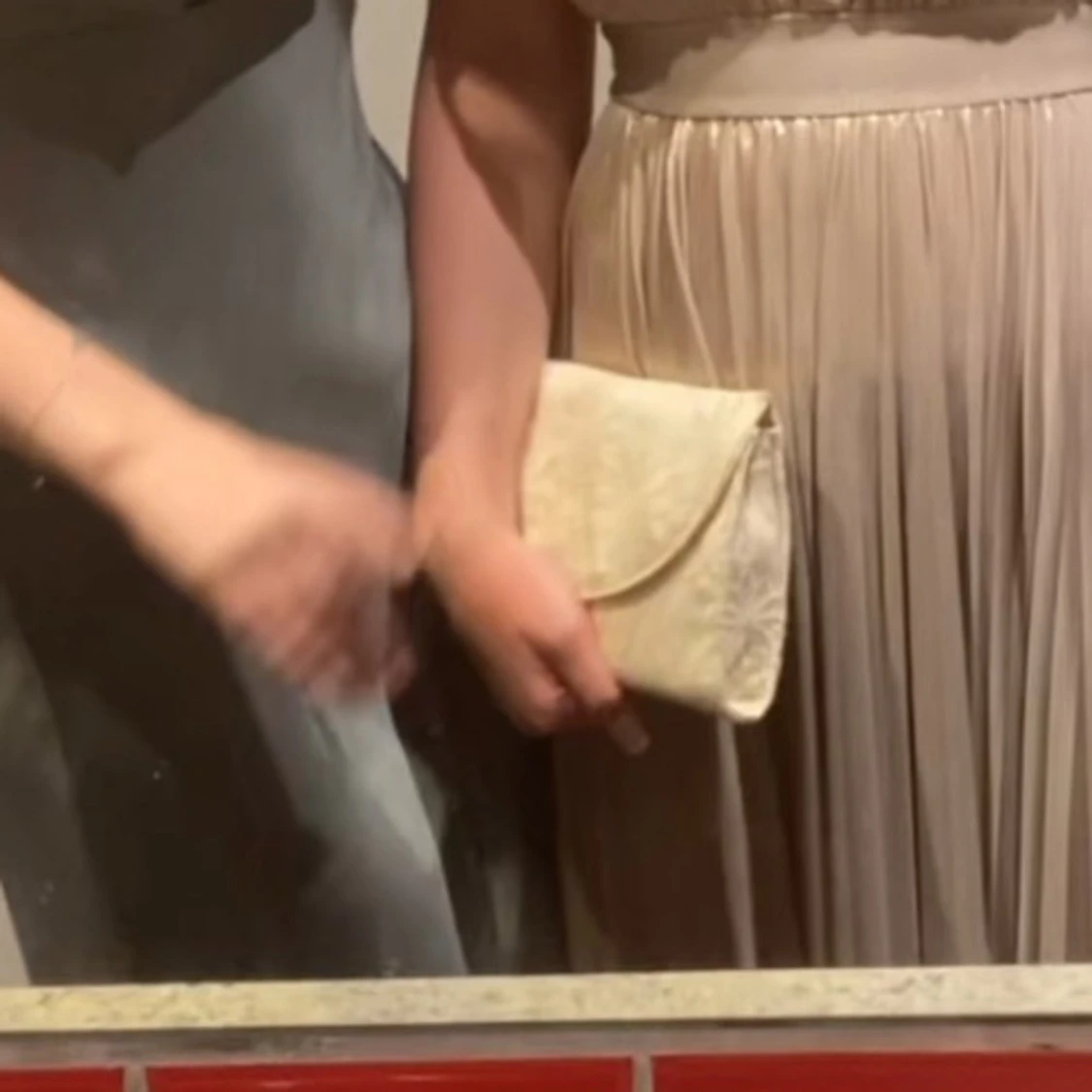 Beige broderad kuvertväska - 1