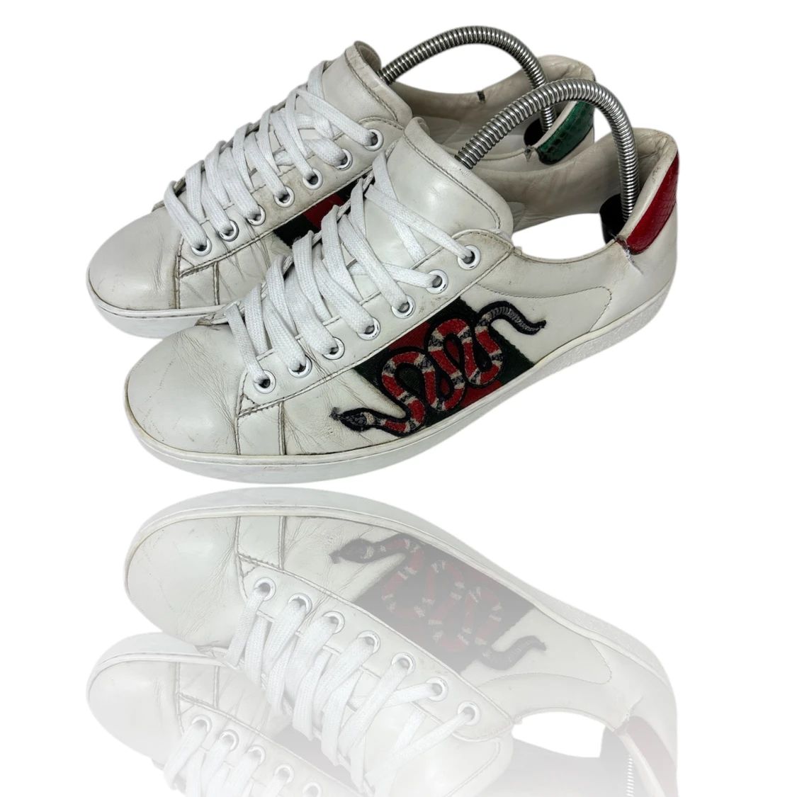 Vita sneakers med ormmönster från Gucci