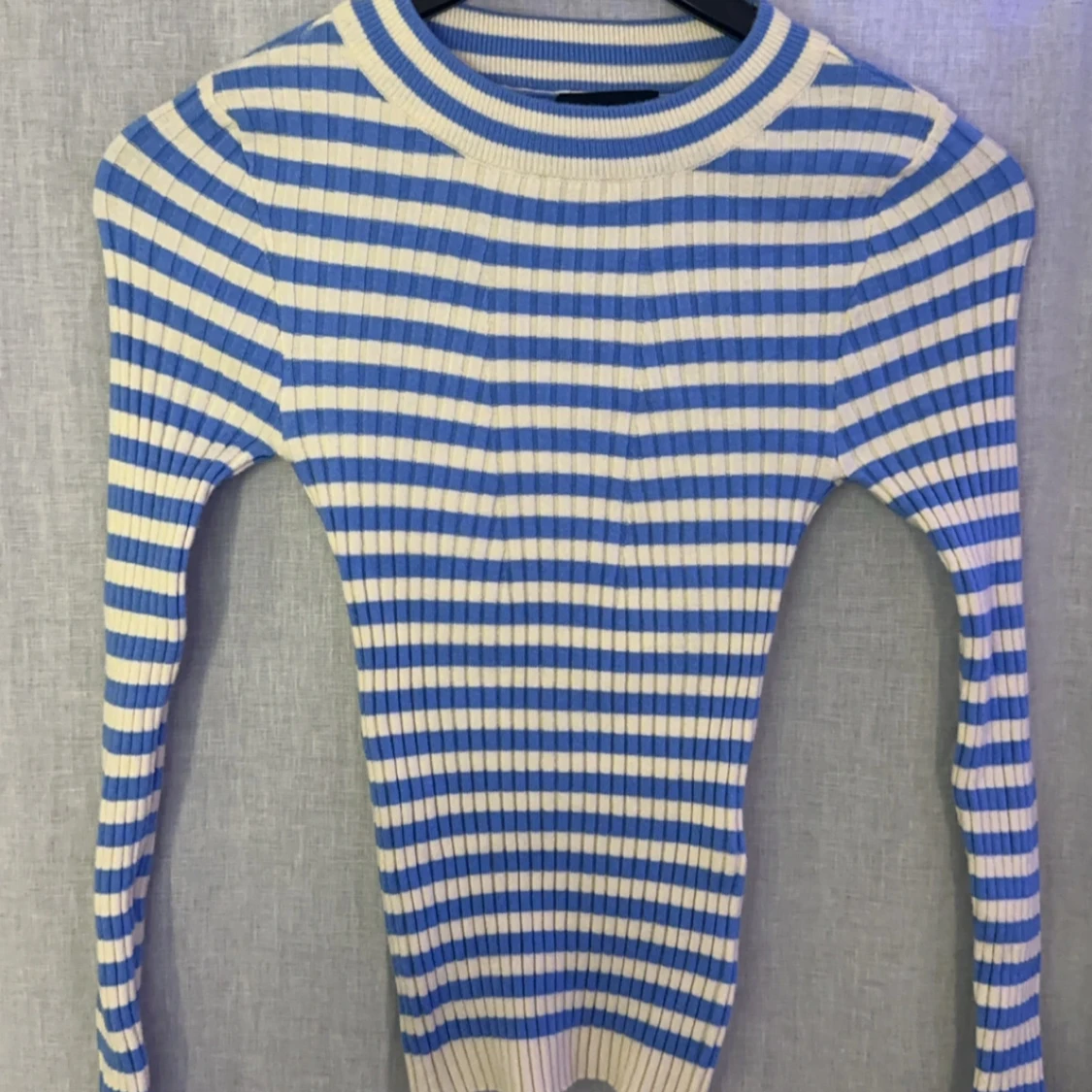 Blå och vit randig ribbad tröja - 3