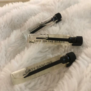 Essnce parfymprover: Summer Breeze, Coco on the Beach, Dirty Dancing - Säljer tre små parfymprover från Essnce med olika dofter. Summer Breeze , Coco on the Beach och  Dirty Dancing. Perfekta för att testa nya dofter utan att köpa full storlek. Dessa 3 är aldrig öppnade. Köpte dubbelt och tyvärr föll ingen mig i doften men behåller dom jag öppnade