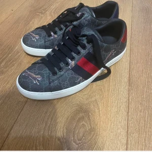 Gucci Ace  - Säljer ett par feta Gucci ace i nyskick i storlek 40 passar 41🔥 Box ingår 👌🏼 nypris 8200 mitt pris 3199🤝 vid frågor är det bara att skriva 