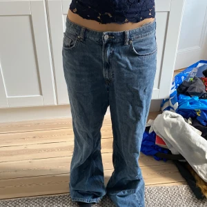 Blå jeansbyxor  - Snygga blå jeansbyxor från H&M med en avslappnad passform. Storlek 42