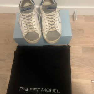 Philippe Model skor - Säljer ett par Philippe Model skor i en sjuk snygg design. Använda men fortfarande i gott skick. Allt og finns och priset är ej fast!!🙀