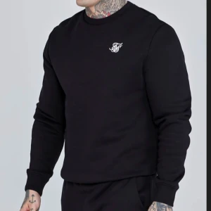 Svarta sweatshirt  - Säljer denna oanvända svarta sweatshirt från SikSilk. Tröjan är endast testad. Tröjan var för stor för mig och det är därför jag säljer den. Nypris på hemsidan 700 kr 