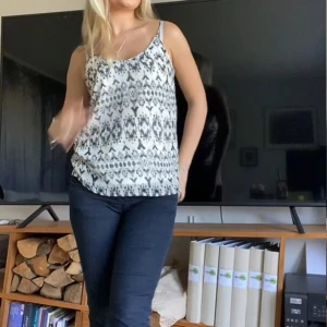 Mönstrad linne i svart och vitt - Snygg linne i svartvitt mönster med smala axelband. Mycket bra skick och säljs ej längre😊