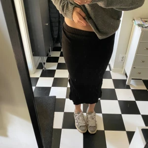 Lång kjol - Svart långkjol med slits på sidorna, den är från vero Moda men har köpt en ny så den kommer inte till användning längre💞