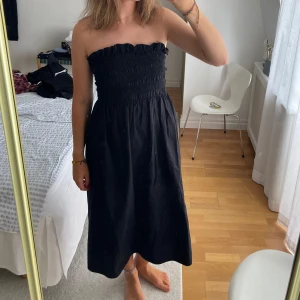 Svart axelbandslös klänning - Jättefin bandeauklänning från H&M i storlek XS, men väldigt stretchig!