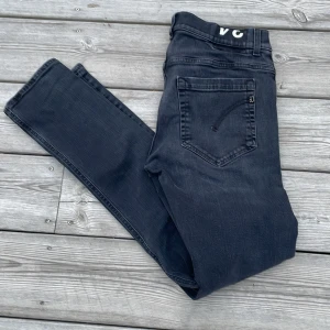 Dondup George - Tja! Säljer ett par svarta Dondup George i 10/10 skick. Storlek 34 och skinny fit, passar dig runt 180. Säljs för endast 899 men pris går att diskutera. Bara höra av er om ni undrar något!