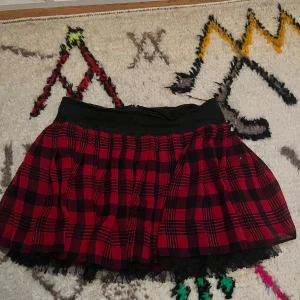 Emo tjol - Jättefin tjol i jättebra skick. Pyttelite slitet på spetsdelen men det märks inte💓Har haft på mig ganska mycket