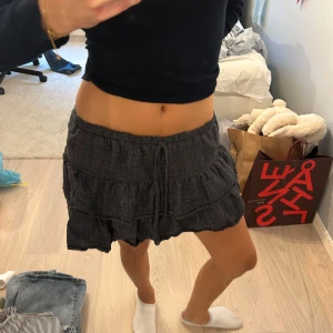 Supergullig kjol - Så fin mörkblå kjol med glitter detaljer! Jättemjuk och inbyggda shorts🩵💙