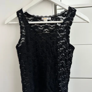 Spets linne - Jättefint spetsduken från Gina Young som endast är använt ungefär 3 gånger🩷