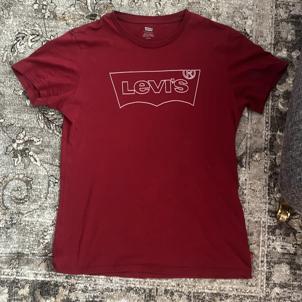 Bra skick, storlek S Säljer min Levis tröja eftersom den e för liten. T-shirts.